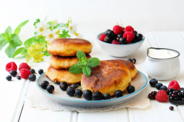 Простые сырники из творога с яйцом на сковороде