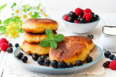 Простые сырники из творога с яйцом на сковороде