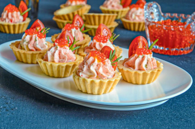 Тарталетки с сыром и чесноком с крабовыми палочками