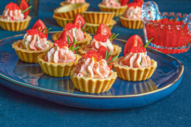 Тарталетки с сыром и чесноком с крабовыми палочками