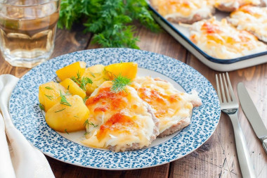 Свиная отбивная в духовке с сыром