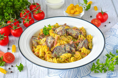 Куриная печень с макаронами