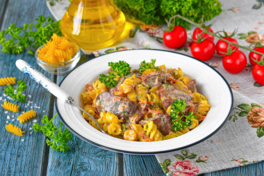 Куриная печень с макаронами