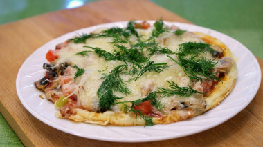 Быстрая пицца с помидорами, сыром и грибами на сковороде