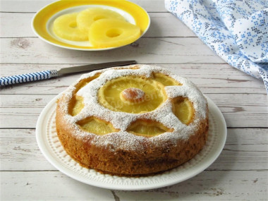 Пирог с консервированными ананасами в духовке