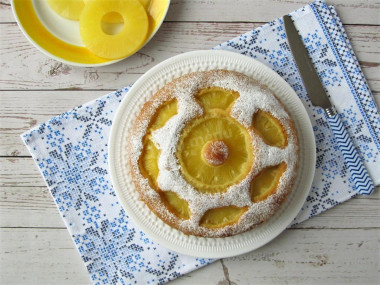 Пирог с консервированными ананасами в духовке