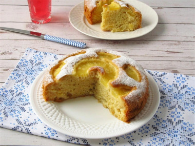 Пирог с консервированными ананасами в духовке