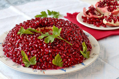 Салат с куриной печенью и гранатом