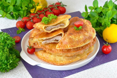 Хрустящие и сочные чебуреки из свинины