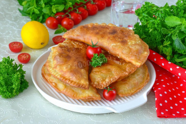 Хрустящие и сочные чебуреки из свинины