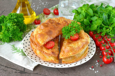 Хрустящие и сочные чебуреки из свинины