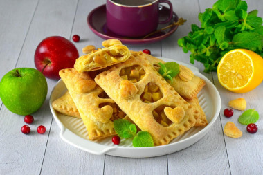 Слойки в аэрогриле из слоеного теста с яблоками