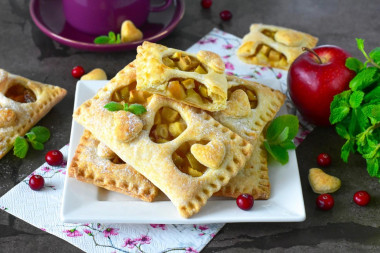 Слойки в аэрогриле из слоеного теста с яблоками