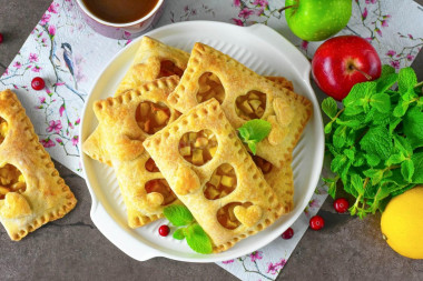 Слойки в аэрогриле из слоеного теста с яблоками