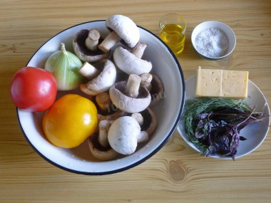 Рецепт - Грибы с сыром томатами в духовке - Шаг 1 - Подготавливаем по списку необходимое количество продуктов. Шампиньоны выбираем средние, одинакового размера чистим и моем их. Также чистим и моем репчатый лук. Моем помидоры и ополаскиваем веточки укропа и базилика.