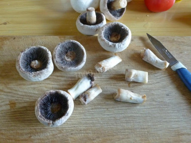 Рецепт - Грибы с сыром томатами в духовке - Шаг 2 -  У шампиньонов аккуратно вырезаем ножки, оставляя шляпки.