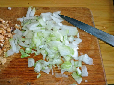 Рецепт - Грибы с сыром томатами в духовке - Шаг 4 -  Также мелкими кубиками нарезаем репчатый лук.