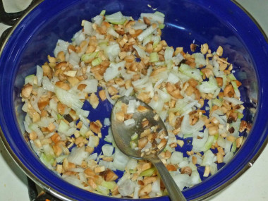 Рецепт - Грибы с сыром томатами в духовке - Шаг 5 -  Нарезанные лук и ножки грибов выкладываем в сковороду с растительным маслом и пассеруем на малом огне, помешивая, 10 минут.