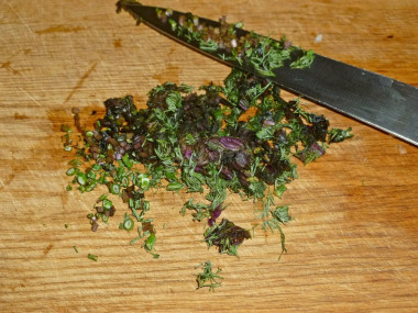 Рецепт - Грибы с сыром томатами в духовке - Шаг 6 -  Тем временем нарезаем мелко укроп и базилик, оставив веточку базилика для оформления блюда.