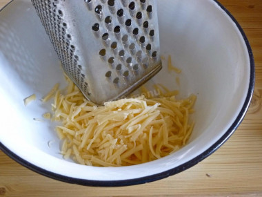 Рецепт - Грибы с сыром томатами в духовке - Шаг 7 -  Половину твердого сыр натираем на крупной терке.