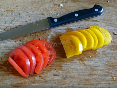 Рецепт - Грибы с сыром томатами в духовке - Шаг 9 -  Также пластинками нарезаем помидоры.