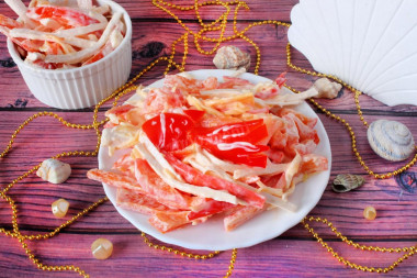 Салат Красное море с сыром и крабовыми палочками смешанный