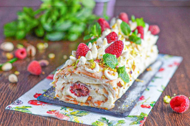 Меренговый рулет с фисташками малиной и маскарпоне