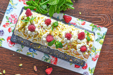 Меренговый рулет с фисташками малиной и маскарпоне