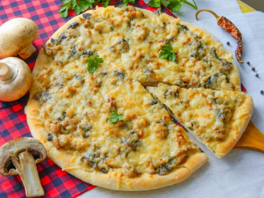 Пицца с курицей и шампиньонами