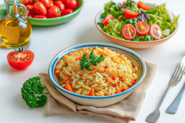 Рис на сковороде с луком и морковью