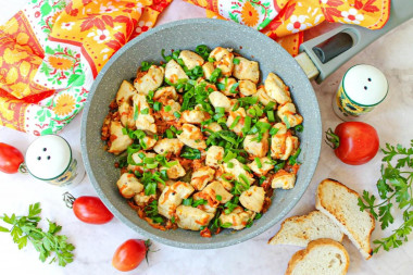 Нежная поджарка из курицы с луком и морковью на сковороде