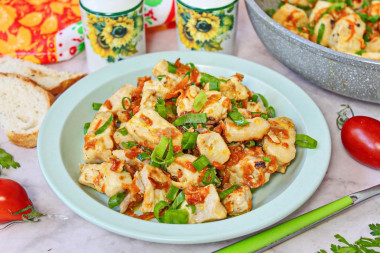 Нежная поджарка из курицы с луком и морковью на сковороде