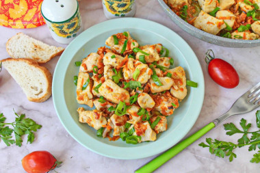 Нежная поджарка из курицы с луком и морковью на сковороде