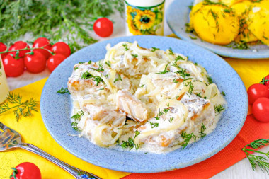 Щука на сковороде в сметане с луком