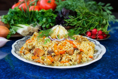 Узбекский плов со свининой в казане на плите