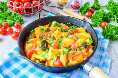 Овощное рагу на сковороде с картошкой