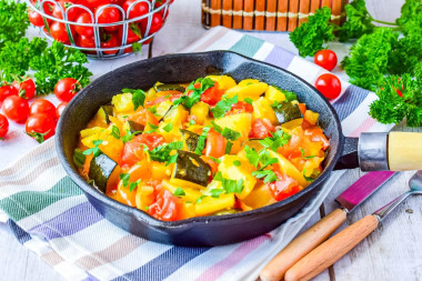 Овощное рагу на сковороде с картошкой