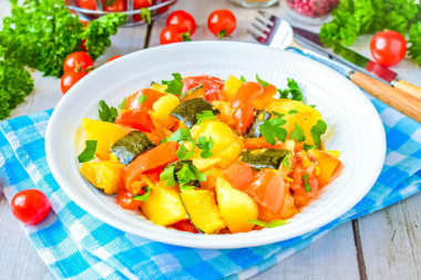 Овощное рагу на сковороде с картошкой