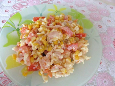 Салат с копченой курицей помидором сыром кукурузой