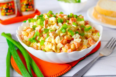 Салат с морковью крабовыми палочками и яйцом