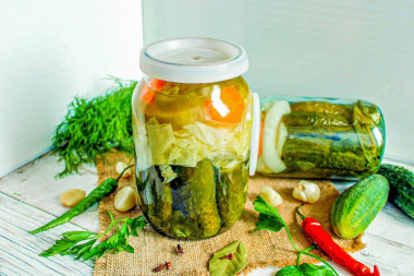 Ассорти на зиму с капустой и огурцами