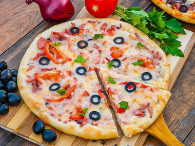 Домашняя пицца в духовке с колбасой классическая