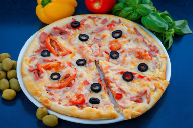 Домашняя пицца в духовке с колбасой классическая