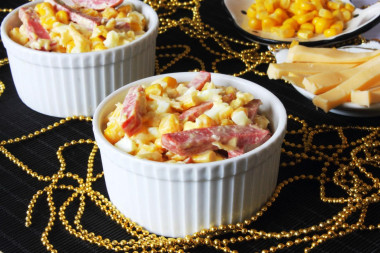 Салат с полукопченой колбасой и кукурузой