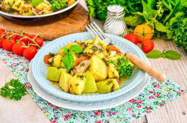 Овощное рагу с кабачками и помидорами