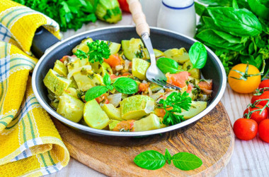 Овощное рагу с кабачками и помидорами