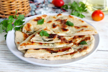 Лепешки с творогом и зеленью на сковороде