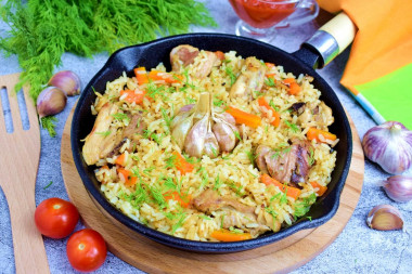 Ароматный рассыпчатый плов с курицей на сковороде