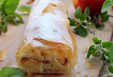 Яблочный штрудель из теста фило с изюмом