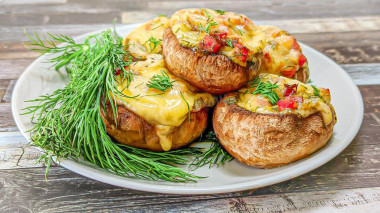 Шампиньоны фаршированные ветчиной и сыром в духовке
